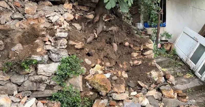 Yağmurdan dolayı toprak kaydı, taşlar devrildi