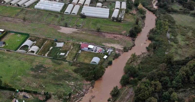 Kocaeli Gebze de dereye düşen cipteki 2 kişiden birinin cansız bedeni bulundu