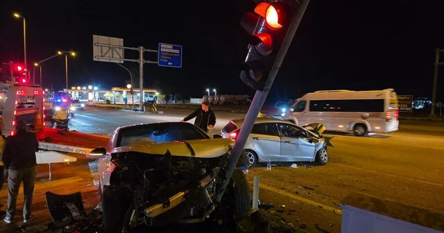 Bandırma Hastane Kavşağı nda trafik kazası: 3 yaralı Balıkesir Haberleri Habertürk Yerel Haberler