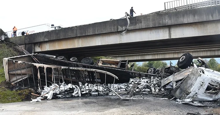 15 metreden düşen tır küle döndü: Sürücü ölümden son anda kurtuldu