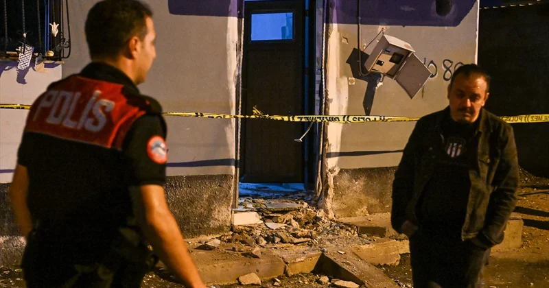Adana Yüreğir de patlayıcı atılan evde 2 si çocuk 5 kişi vardı, girişte hasar oluştu