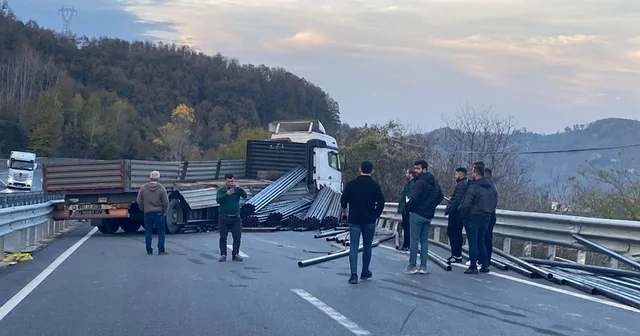Demir yüklü tır bariyerlere çarptı, yol trafiğe kapandı Zonguldak Haberleri