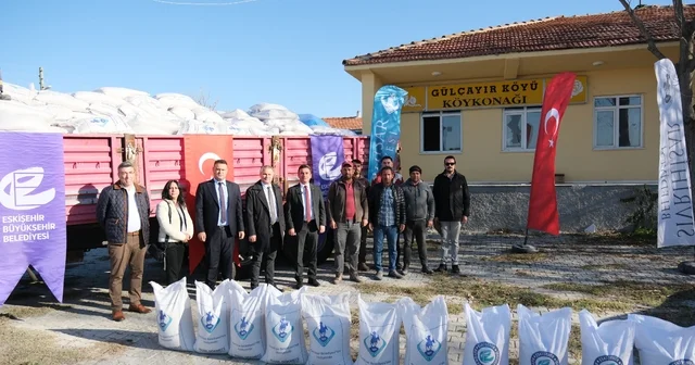 Kırsalda tarıma büyük destek Sivrihisar da belediyeye ait tarım arazilerinde hasadı yapılan arpa, yemlik ve tohumluk olarak üreticilere dağıtıldı Eskişehir Haberleri