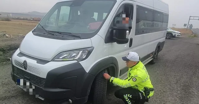 Kars ta trafik ekiplerinden kış lastiği uygulaması Kars Haberleri