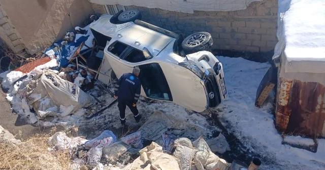 Hakkari de VEDAŞ personelini taşıyan kamyonet şarampole yuvarlandı Hakkari Haberleri