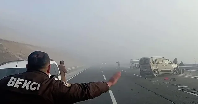 Erzurum ve Kars ta sis etkili oldu; yolcu otobüsü ile TIR çarpıştı Erzurum Haberleri