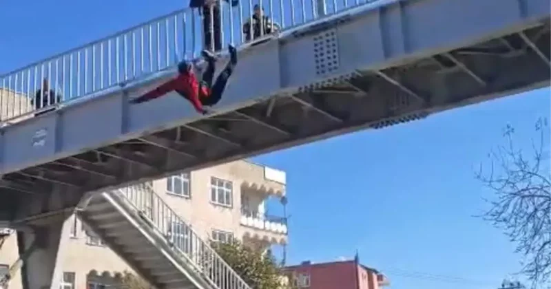 Kameralar kayıttaydı! Herkesin gözü önünde kendini aşağıya bıraktı