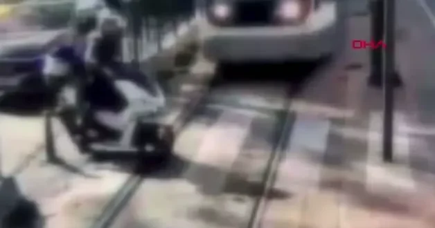 Tramvay yoluna kontrolsüz dalan sürücü ölümden döndü