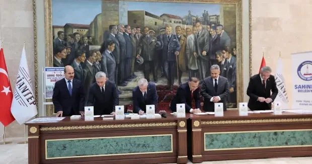 Gaziantep haberleri Şahinbey Belediyesi nden müjde: 163 öğrenci umreye gönderiliyor 18 Kasım 2025