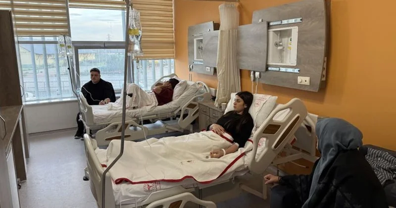 Bursa da yedikleri midyeden zehirlenen 4 genç, hastaneye kaldırıldı Son dakika haberleri