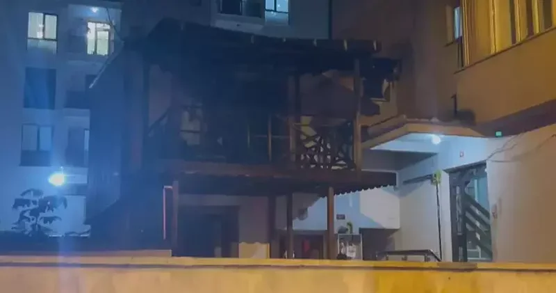 Sultanbeyli de 2 katlı evin çatısı alev alev yandı