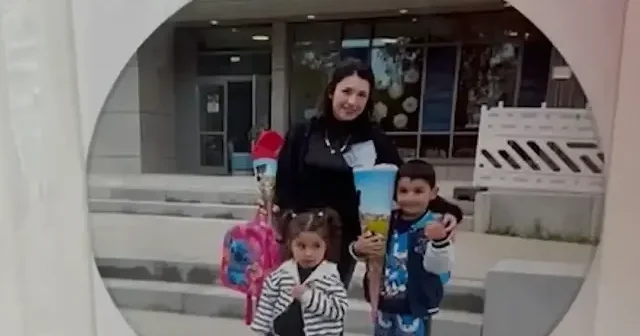 Komşuları Böcek ailesinin kapısına mumlar bıraktı VİDEO İZLE