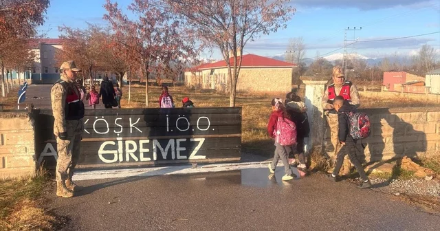 Van da jandarma ekipleri okul çevresinde denetim yaptı Van Haberleri