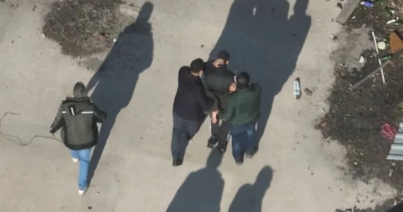 Babasını bıçaklayarak öldürdü! Çatıda saklanırken yakalandı: 4 kez psikiyatri tedavisi görmüş