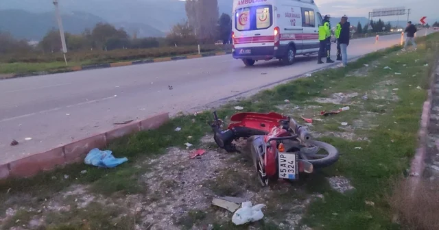 Motosiklete çarpan otomobilin sürücüsü olay yerinden kaçtı: 1 yaralı Manisa Haberleri