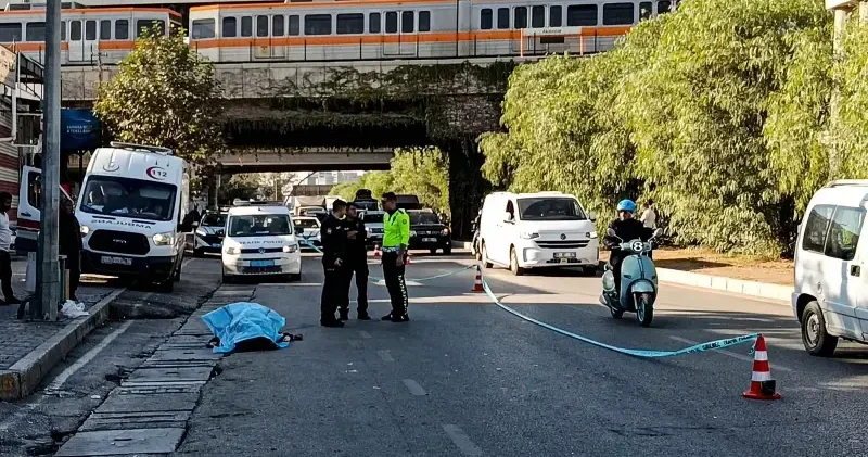 Yolun karşısına geçmek isteyen yaşlı adama otomobil çarptı: Olay yerinde hayatını kaybetti Adana Haberleri