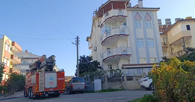 Apartman çatısındaki yangını patlayan su borusu söndürdü Antalya Haberleri