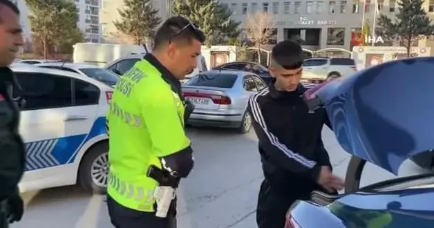 Jandarmadan kaçtı kafede kahve içerken yakayı ele verdi, basına saldırdı