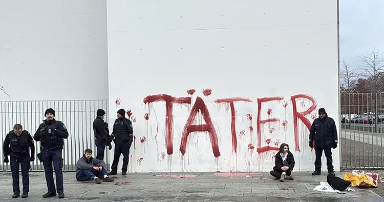 Almanya da Başbakanlık binasında Filistin eylemi: Aktivistler duvara kırmızı boyayla failler yazdı