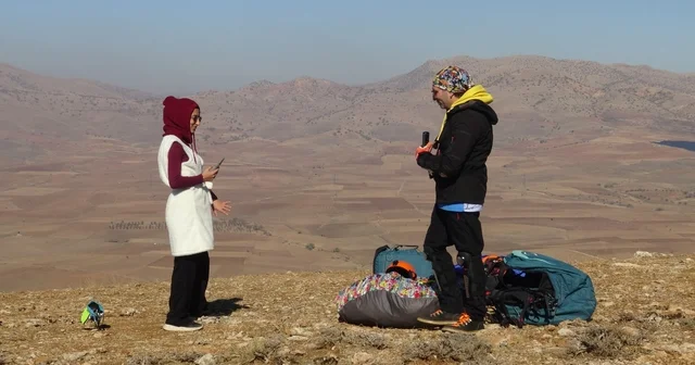 Kaymakam Öztaş, yamaç paraşütüyle Gercüş semalarını turladı Vatandaşlar Gercüş semalarında yamaç paraşütü yapıp havada ayran içti Batman Haberleri