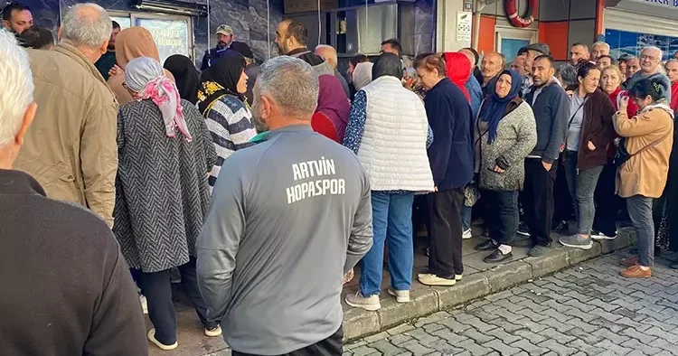 Kilosu 20 liraya düştü, vatandaş sabahtan sıraya girdi! 3 ton 2 saatte bitti