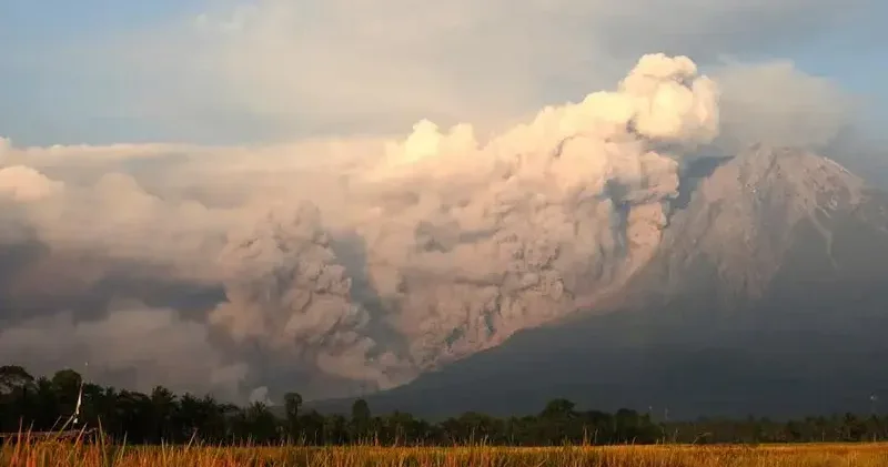 Endonezya da Semeru Yanardağı nda patlama meydana geldi