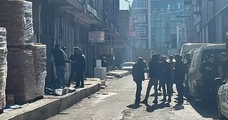 Tartıştığı babasını bıçaklayarak öldürdü; işletmenin çatısında yakalandı