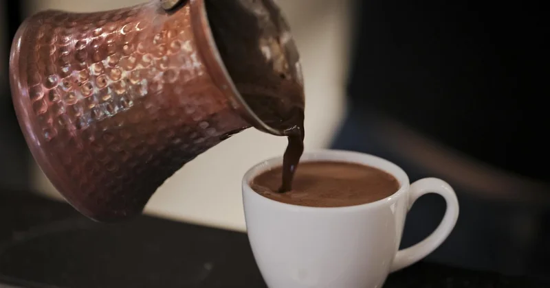 Beyoğlu nda kahve içen genç mühendis yoğun bakıma alındı