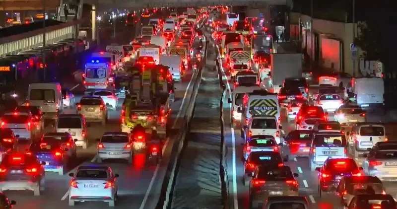 İstanbul da akşam saatlerinde trafik yoğunluğu yüzde 85 e ulaştı Gündem Haberleri