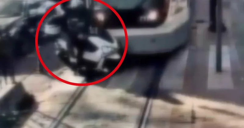 Beyoğlu’nda tramvayın motosiklete çarpma anı Sözcü Gazetesi