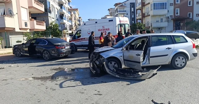 İl Sağlık Müdürlüğü aracı kaza yaptı: 2 sağlık çalışanı yaralandı Antalya Haberleri