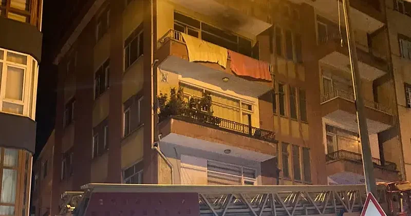 Yanan evde mahsur kalan anne ve oğlu yaralandı