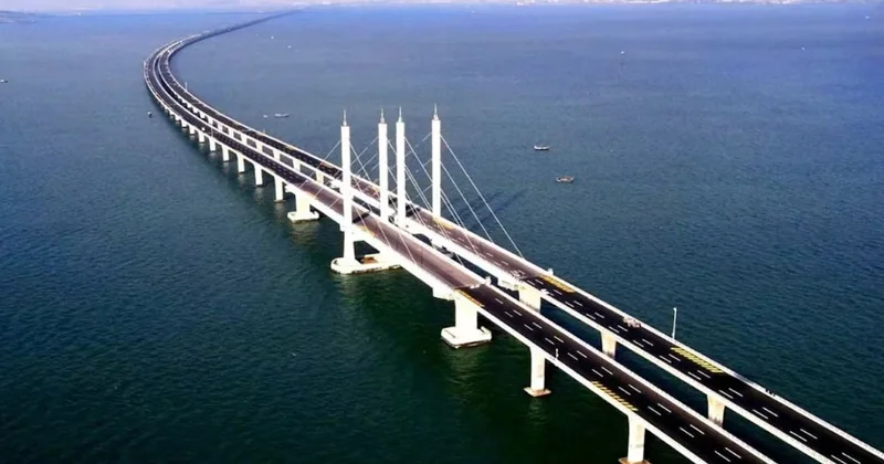 Bir ucundan diğer ucuna 2 saat sürüyor: Dünyanın en uzun köprüsü, yolu yarılıyor Sözcü Gazetesi