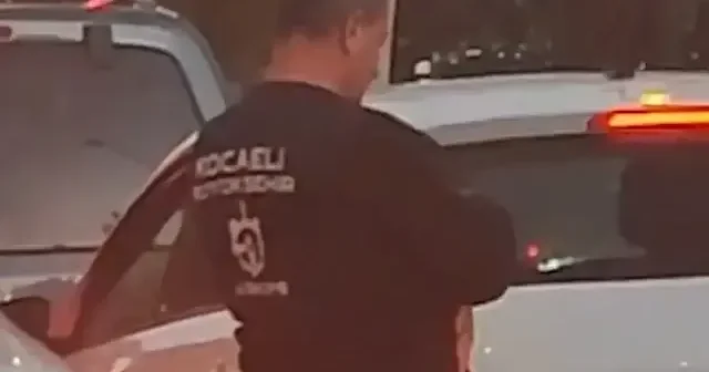 Trafik kilitlendi sürücü ibadetini aksatmadı: Aracından inerek yol ortasında namaz kıldı VİDEO İZLE