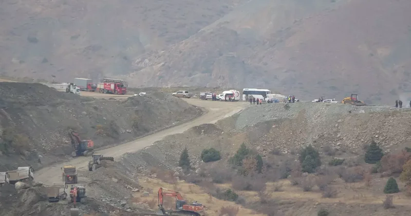 Göçük altında kalan şantiye müdürü aranıyor