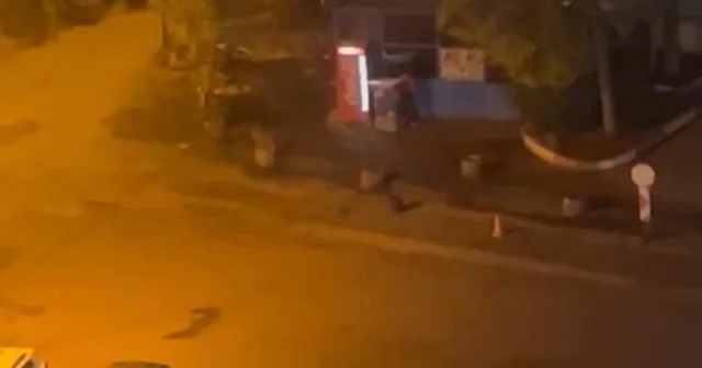 Etrafa aldırmadan büfenin camlarını alaşağı etti Diyarbakır Haberleri