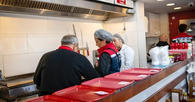 Kuşadası Belediyesi halk sağlığıyla oynayanları affetmiyor 28 kilogram gıda ürünü imha edildi Aydın Haberleri