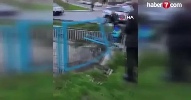 Sürücüsünün kontrolünü kaybettiği otomobil su kanalına uçtu