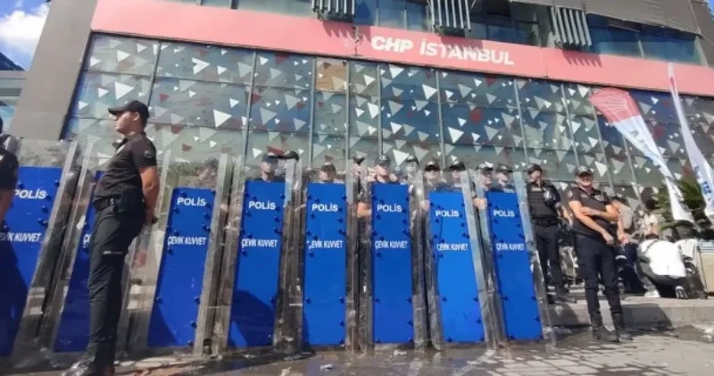 Yerlikaya CHP binasına baskının nedenini açıkladı: Türkiye hukuk devletidir deseydiniz...