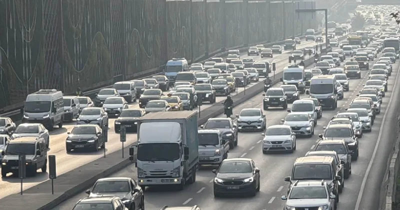 Pazartesi bitti, İstanbul trafiği bitmedi: Yoğunluk yüzde 63 ü buldu