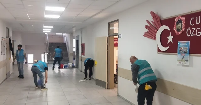 Denetimli serbestlik yükümlüleri, ara tatilde okulları yeniledi İzmir Haberleri