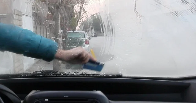 Erzincan da soğuk hava etkili oldu: Araç camları buz tuttu Erzincan Haberleri