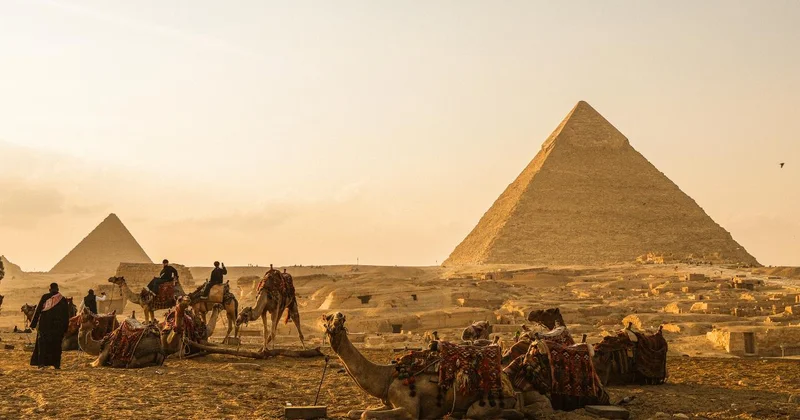 Giza Piramidi’nin içinde gizli bir giriş mi bulundu?
