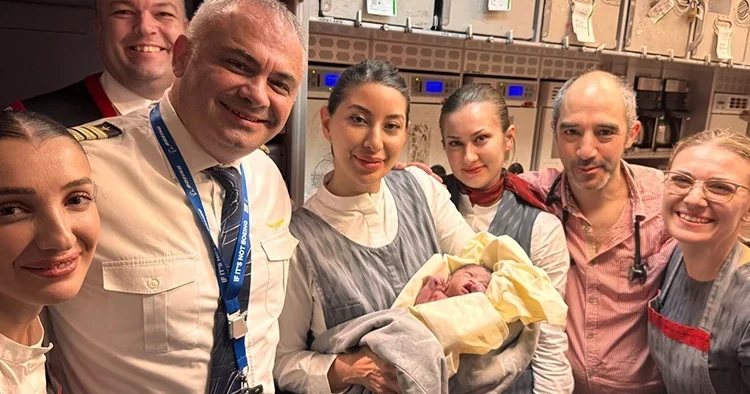 İstanbul dan kalkan THY uçağında bebek sürprizi
