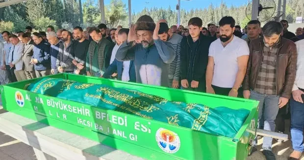 Adana haberleri En acı görev: 12 yaşındaki oğlunun cenaze namazını kıldırdı! 18 Kasım 2025