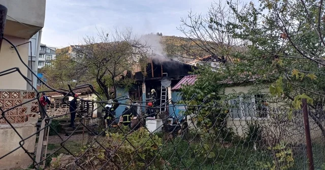 Çakmağı doldururken hem kendini hem de evi yaktı Alev alev yanan evden yaralı olarak kurtarıldı Kocaeli Haberleri