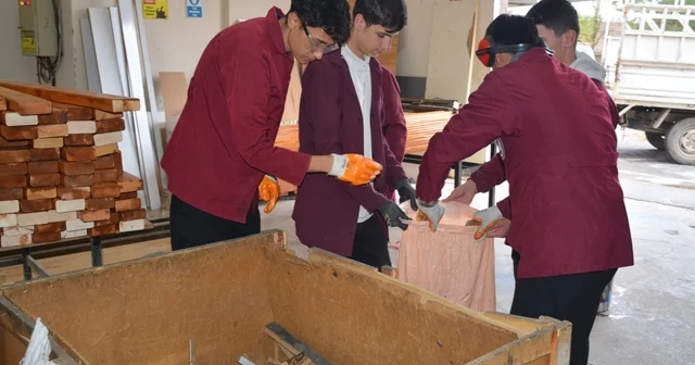 Şırnak ta mobilya bölümü öğrencilerinden vatandaşlara yakacak desteği Şırnak Haberleri