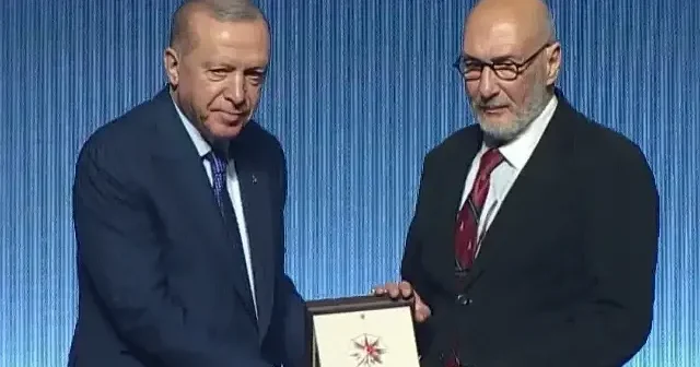 Cumhurbaşkanı Erdoğan dan Yeni Şafak yazarı Prof. Dr. Süleyman Seyfi Öğün e ödül takdimi VİDEO İZLE