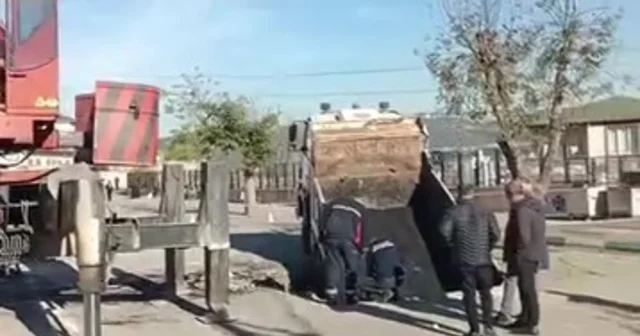 Okul bahçesinde çökme sonucu çukura düşen kamyon vinçle çıkarıldı Kocaeli Haberleri