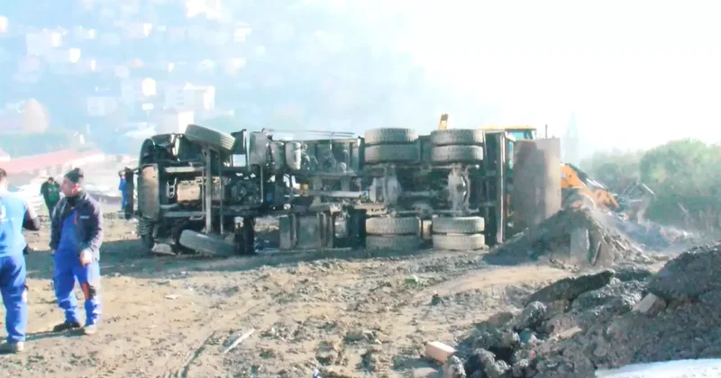 Üsküdar’da hafriyat kamyonu moloz döküm sırasında devrildi; şoför yaralandı